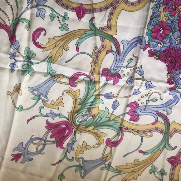 Vintage Authentic Gucci silk scarf - Picture 6 of 16